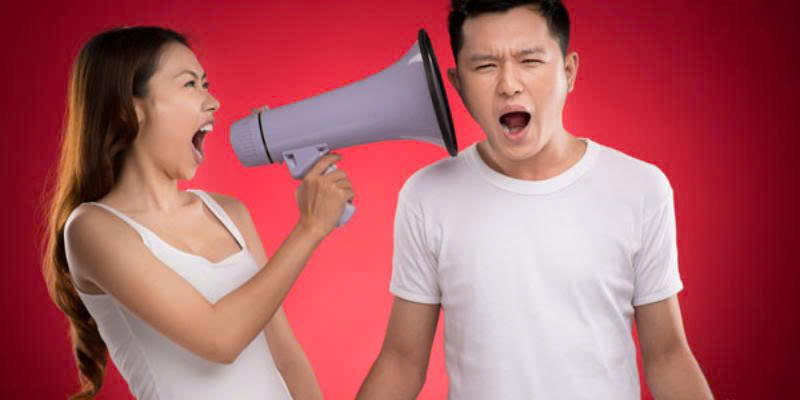 Người phụ nữ kiểm soát và ghen tuông quá mức